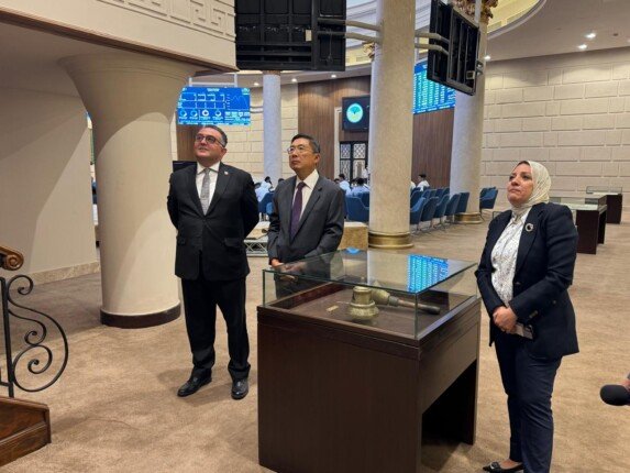 رئيس البورصة يبحث مع سفير سنغافورة تعزيز التعاون لـ جذب الاستثمارات الأجنبية
