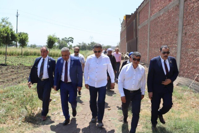 محافظ القليوبية ورئيس هيئة الأنفاق يتفقدان مسار مد الخط الثاني للمترو إلى قليوب