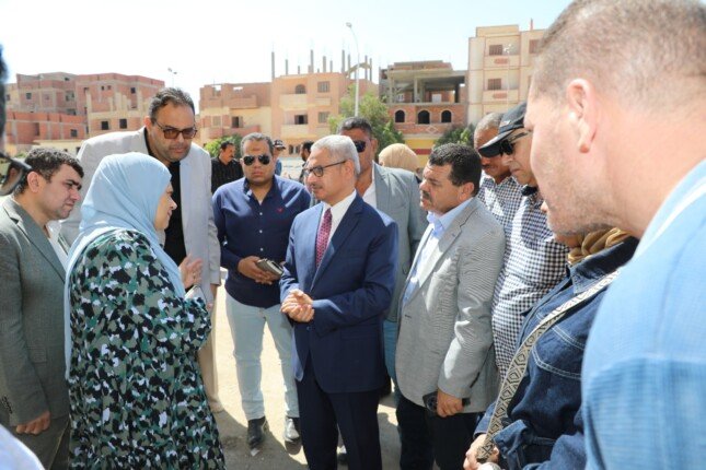 محافظ بني سويف يعاين ميدانيًا بعض المشكلات بعدد من الوحدات السكنية بمناطق الإسكان الاجتماعي