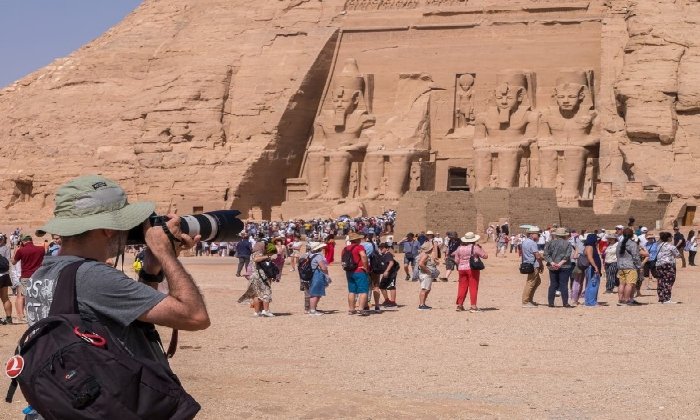 قبل انطلاق الموسم الشتوي.. مرشد سياحي بأسوان يطالب بحماية المهنة وتشديد الرقابة على الإرشاد غير المرخص