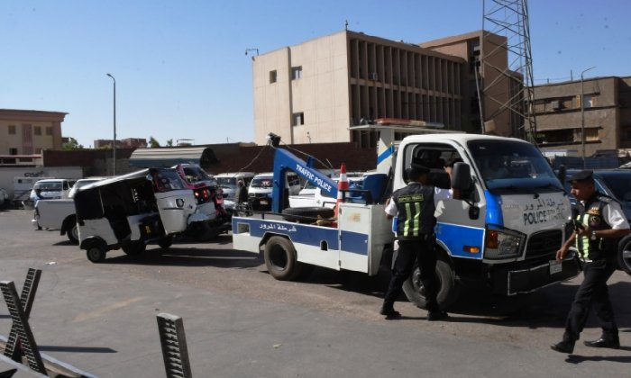 محافظ أسوان يتابع انطلاق منظومة التوك توك الجديدة وإجراءات تسليم باكيات جديدة للباعة الجائلين