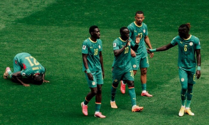 مجاملات ومكافآت مجمدة.. كواليس صادمة داخل معسكر السنغال بعد الخروج من كأس العالم
