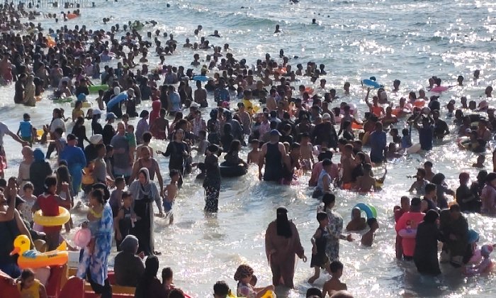 محافظة الإسكندرية: أكثر من مليوني زائر للشواطئ خلال يومين.. وتكثيف الرقابة على المخالفات