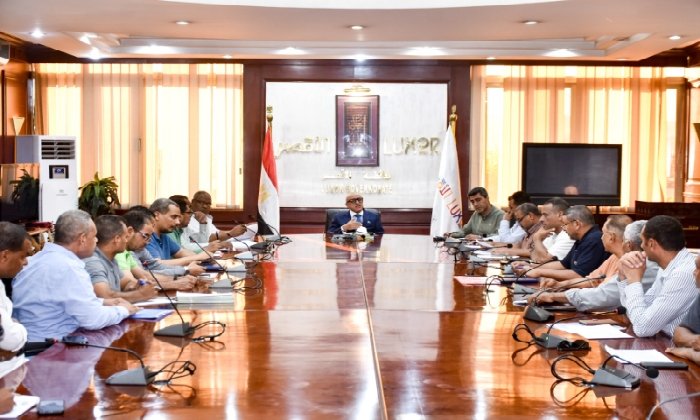 «بما يحقق صالح المواطنين».. محافظ الأقصر يأمر بإنهاء إجراءات تقنين الأراضي في أسرع وقت
