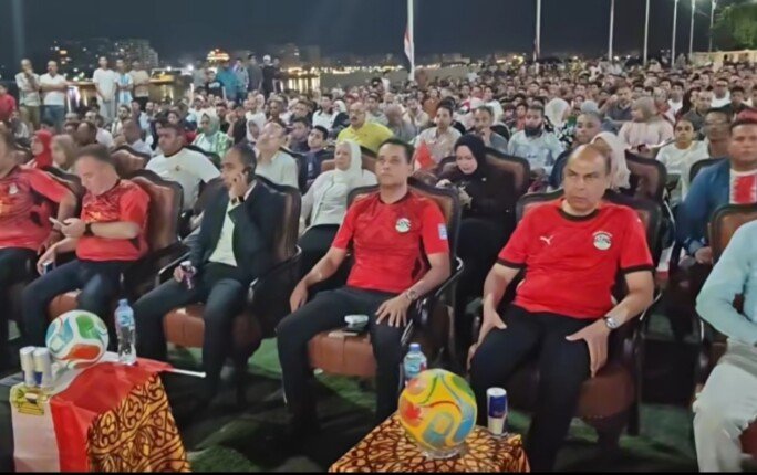 مرتدياً قميص «الفراعنة».. محافظ المنيا يشارك آلاف الجماهير دعم منتخب مصر في مونديال 2026