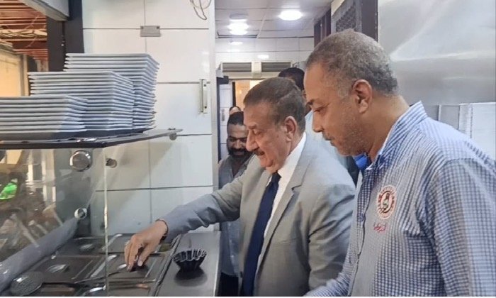 محافظ بورسعيد يتفقد أحد المطاعم لمتابعة جودة وسلامة الأغذية