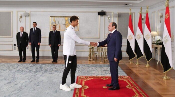 والد حمزة عبد الكريم: تكريم الرئيس السيسي شرف كبير.. وصلاح ومرموش دعماه في كأس العالم