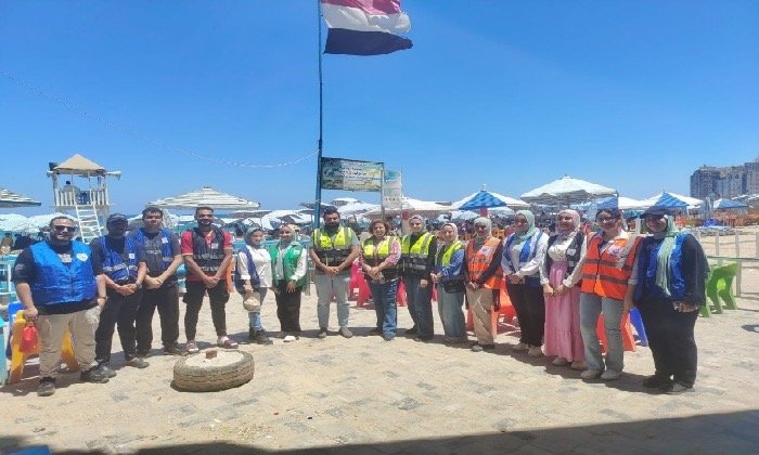 شباب «خليك إيجابي» بالإسكندرية ينظمون حملة توعوية لتعزيز الوعي البيئي بين المصيفين