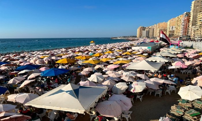 إقبال غير مسبوق على شواطئ الإسكندرية.. 2.15 مليون زائر و«كامل العدد» يسيطر على القطاع الشرقي