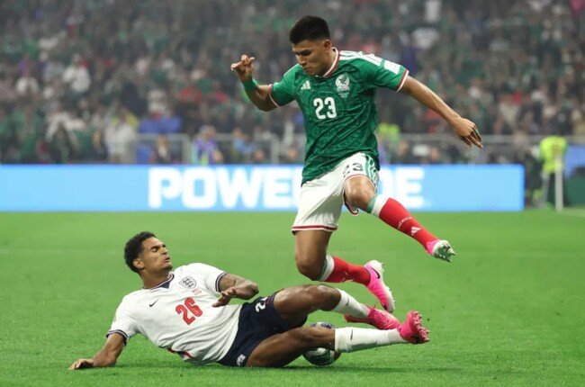 قبل مواجهة النرويج.. فيفا يصدم إنجلترا ويضاعف عقوبة كوانساه بالإيقاف لمباراتين في كأس العالم