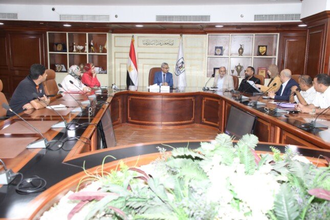 محافظ بني سويف يبحث مع مستثمري بياض العرب الصناعية آليات الدفع بملف الاستثمار