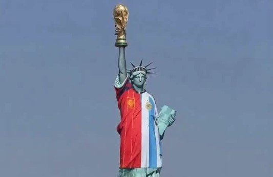 تمثال الحرية يتزين بقميصي الأرجنتين وإسبانيا قبل نهائي كأس العالم 2026 «صور»