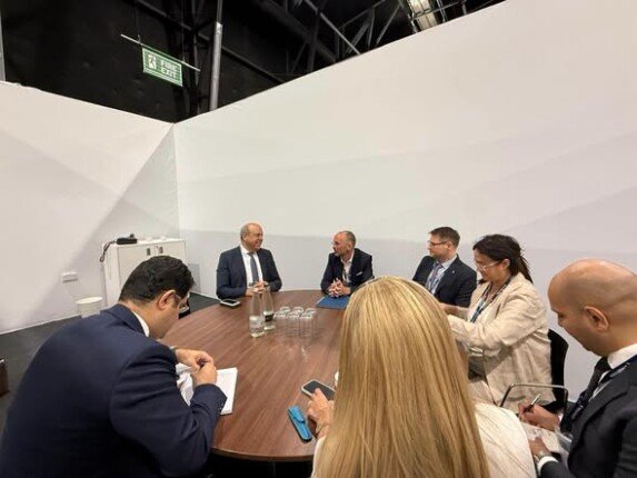 وزير الطيران من بريطانيا: مصر تنفذ استراتيجية متكاملة لتطوير المطارات المصرية