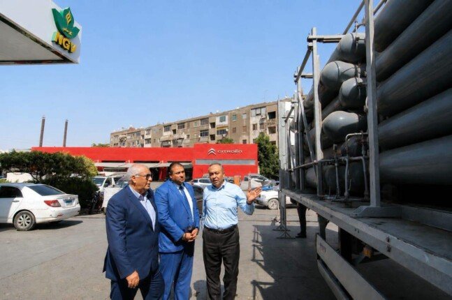 محافظ مطروح يستعرض مع رئيس «كار جاس» حل أزمة تكدس السيارات بمحطة تموين الغاز
