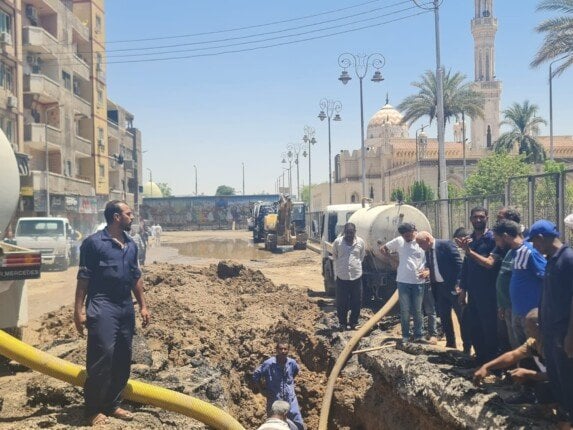 رئيس «مياه قنا» يتفقد إصلاح الكسر الطارئ بخط المياه الرئيسي بميدان السيد عبد الرحيم