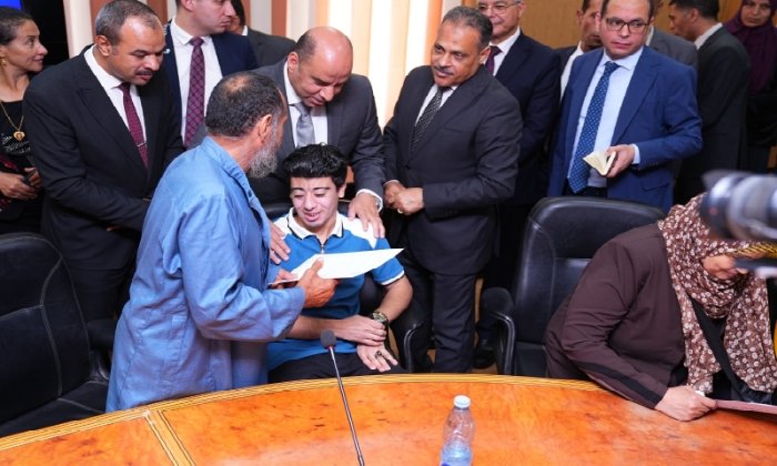 وزير العمل ومحافظ الشرقية يشهدان توقيع بروتوكول تعاون وتسليم 50 عقد عمل لذوي الهمم