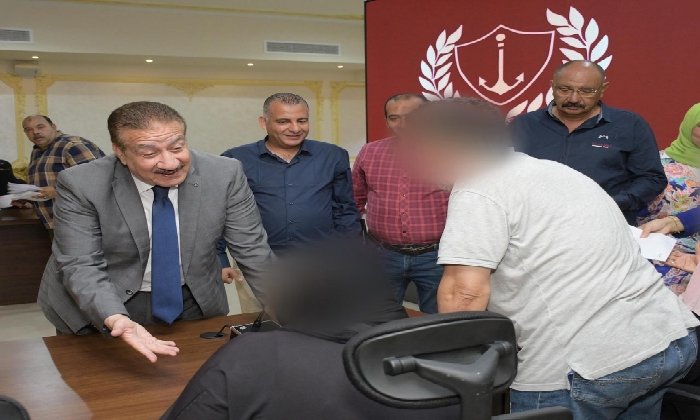 محافظ بورسعيد يستقبل 55 حالة إنسانية ويوجه بصرف مساعدات مالية وعينية عاجلة