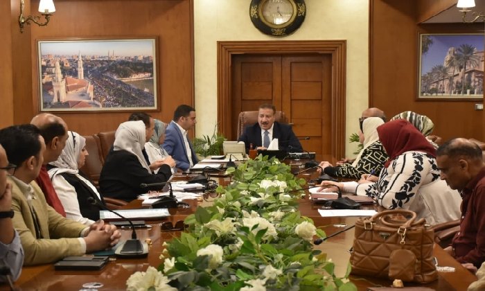 محافظ بورسعيد يوجه بسرعة الانتهاء من المشروعات المختلفة وفق البرامج الزمنية المحددة