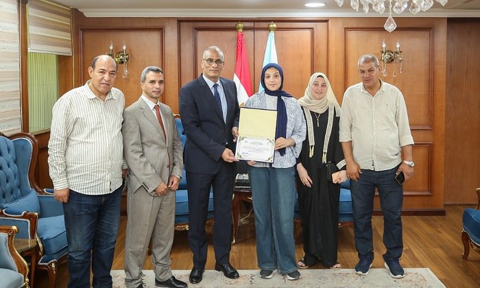 محافظ كفرالشيخ يُكرم أوائل الشهادة الإعدادية بالمحافظة.. ويؤكد: المتفوقون ثروة الوطن ومستقبل التنمية