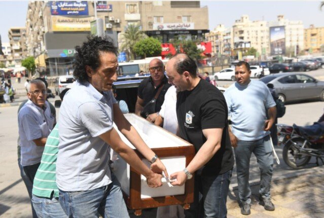 سامح بسيوني بصحبة جثمان أحمد جلال عبد القوي لأداء صلاة الجنازة