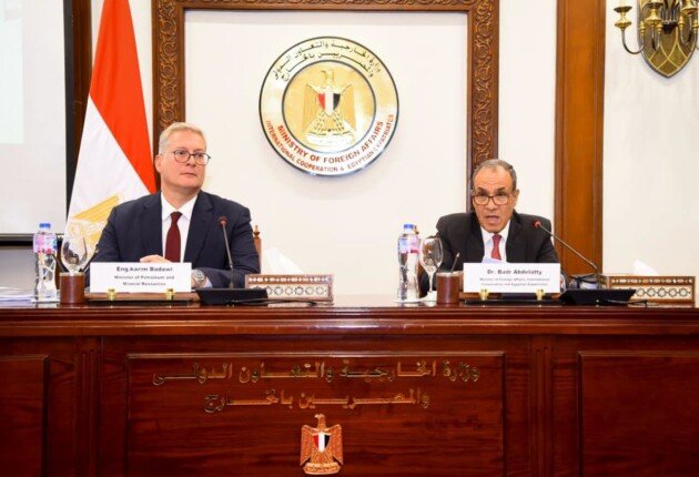 وزيرا الخارجية والبترول يبحثان مع ممثلي السفارات الأجنبية جذب الاستثمارات لقطاعي الطاقة والثروة المعدنية