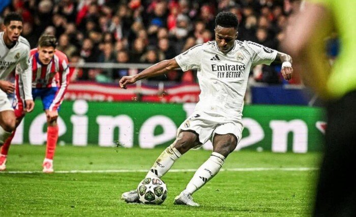 فينيسيوس يحسم موقفه من الرحيل عن ريال مدريد