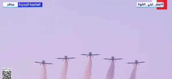 القوات الجوية تبهر الحضور.. الطائرات ترسم علم مصر خلال افتتاح مقر القيادة الاستراتيجية للدولة