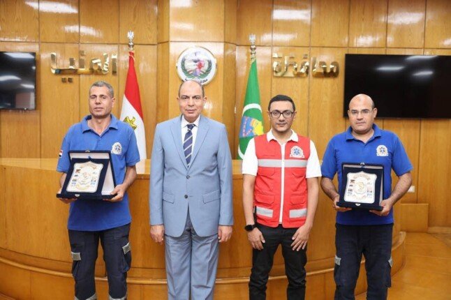 محافظ المنيا يكرم طاقم إسعاف أنقذ مصاباً ببتر كامل وحافظ على أمانات بـ 800 ألف جنيه