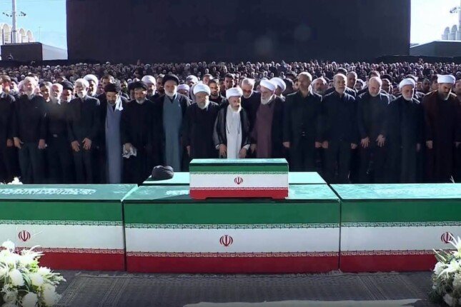 آية الله جعفر سبحاني يؤم صلاة الجنازة على جثمان «علي خامنئي» في غياب «مجتبى»