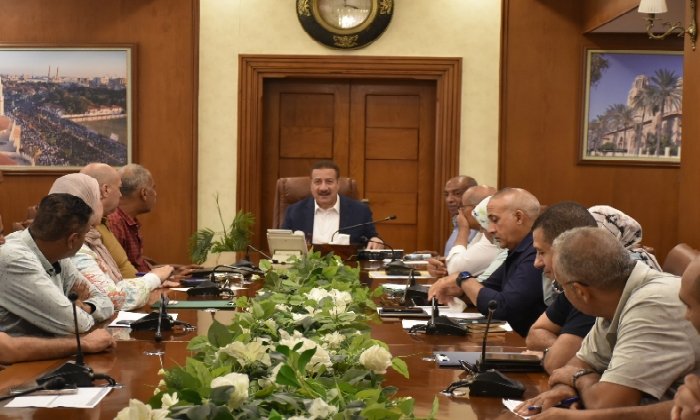 محافظ بورسعيد يعقد اجتماعاً موسعاً مع رؤساء الأحياء ومديري الجهات لمتابعة الملفات التنفيذية