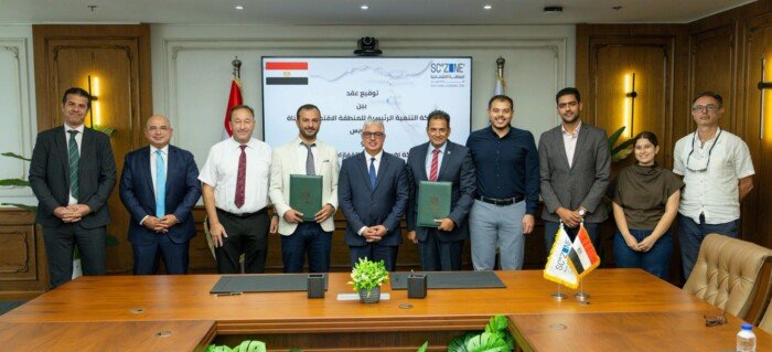 100 فرصة عمل واستثمارات 1.5 مليون دولار.. توقيع عقد مصنع جديد للقفازات الصناعية في السخنة
