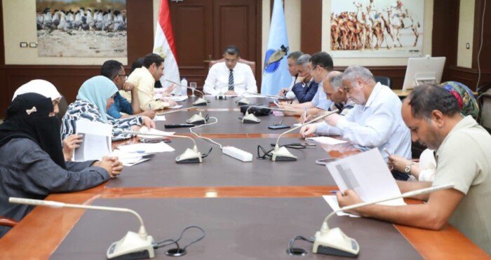 محافظ البحر الأحمر يوجه بسرعة تسليم عقود تقنين وضع اليد للحفاظ علي ملكية المواطنين