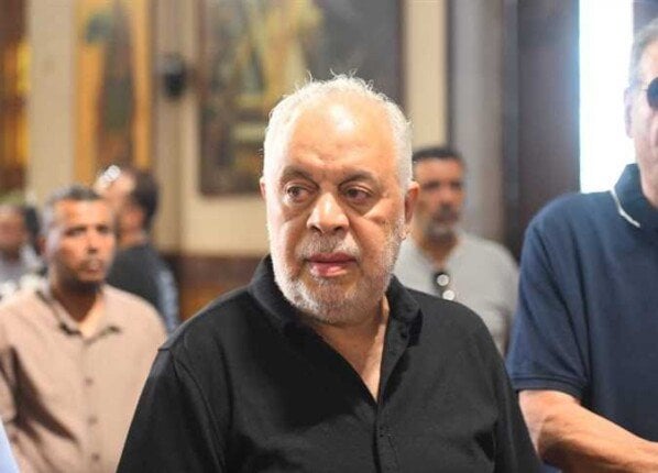 وصول أشرف زكي إلى جنازة الفنان محمد الشرشابي بمسجد السيدة نفيسة