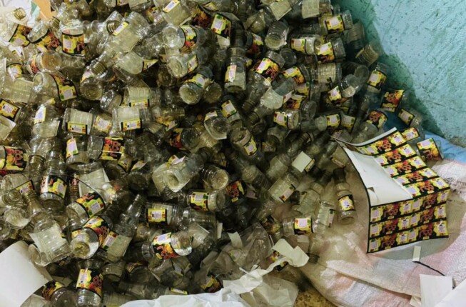 ضبط 5000 زجاجة عصير مانجو مجهولة التداول داخل مصنع غير مرخص بالقليوبية