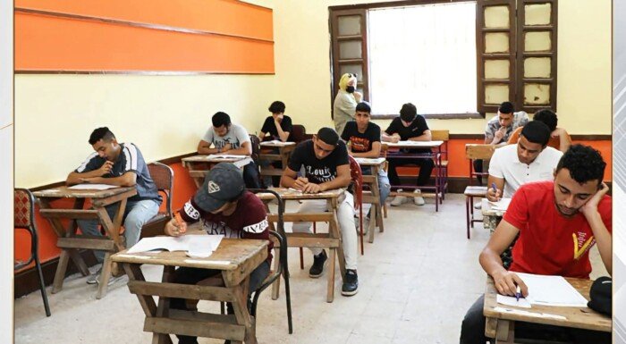 ضبط 3 حالات غش بسماعات ذكية داخل لجنة قها الثانوية بالقليوبية
