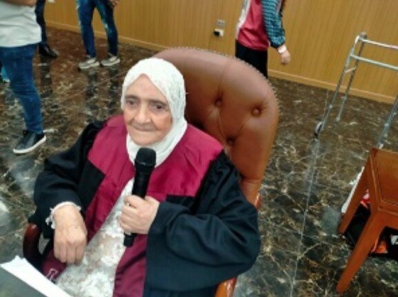 جامعة المنصورة تحتفي بباحثة ثمانينية بعد مناقشة رسالة «الشيخوخة النشطة»