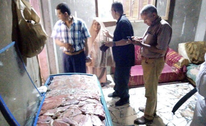 ضبط كميات كبيرة من اللحوم غير صالحة للاستهلاك داخل سلخانة منزلية بإحدى قرى الباجور