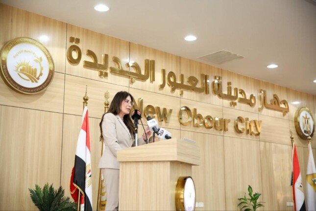 وزيرة الإسكان تسلم عقود توفيق أوضاع الأراضي المضافة بمدينتي العبور الجديدة والشروق
