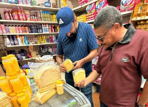 ضبط جبن رومي وسمن وزبدة فاسدة داخل أحد المحال التجارية في بورفؤاد