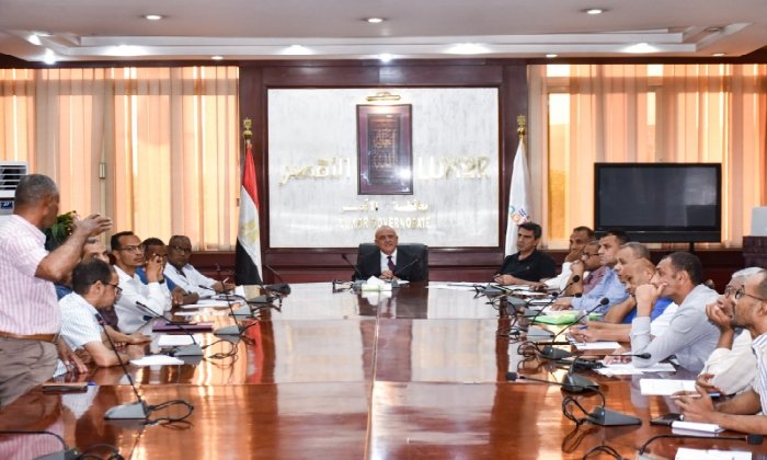 محافظ الأقصر يستعرض منظومة تقنين أراضي الدولة ويوجه بسرعة إنهاء الملفات المتبقية