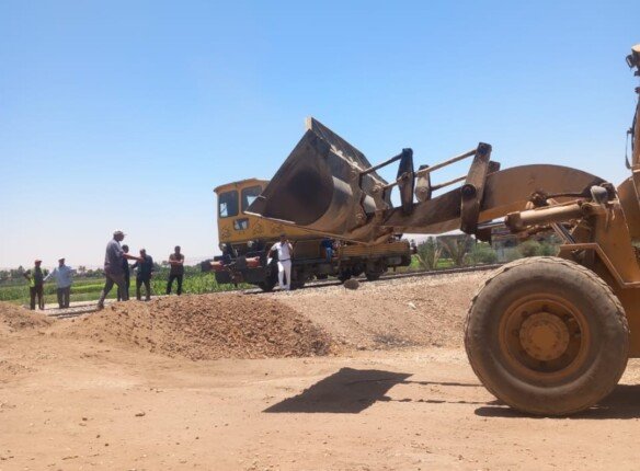 غلق 20 معبرًا غير قانوني على شريط السكك الحديدية بدشنا لحماية المواطنين بقنا