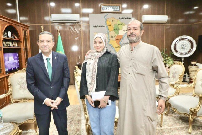 بعد لقائها رئيس مجلس الوزراء.. محافظ المنوفية يلتقي الطالبة ندي ويمنحها دعماً مالياً تقديراً لكفاحها وإصرارها علي النجاح