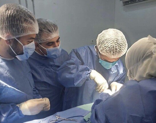 فريق مستشفى الشهداء المركزي بالمنوفية يعيد بناء فك طفل بعد حادث جرار مروع
