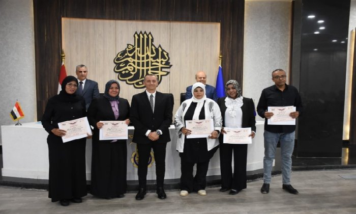 محافظ أسوان: ترسيخ «الثواب والعقاب» أساس تطوير العمل المؤسسي ورفع كفاءة الخدمات