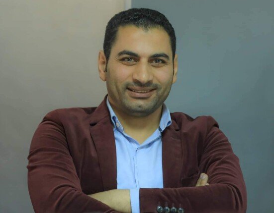 في مجموعته القصصية الجديدة.. ربيع السعدني يشكر ساعي البريد ويرصد تفاعلات شخصياته القروية في القاهرة الساهرة الصاخبة