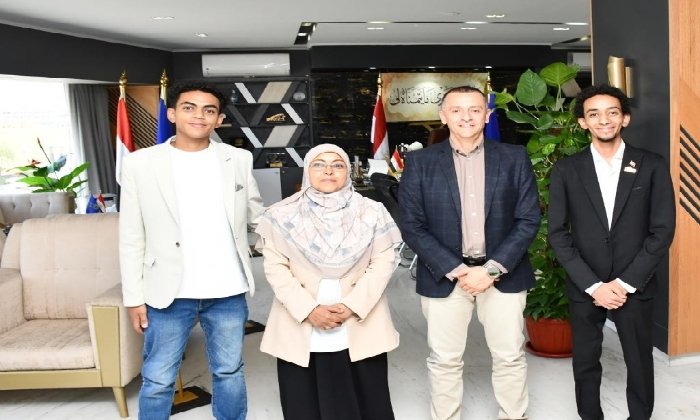 محافظ أسوان يكرم الطالب مروان محمود الفائز بجائزة الدولة للمبدع الصغير