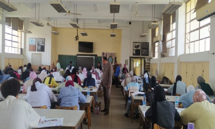 رئيس جامعة العاصمة يتابع اختبارات القدرات بكليات الفنون والتربية وعلوم الرياضة