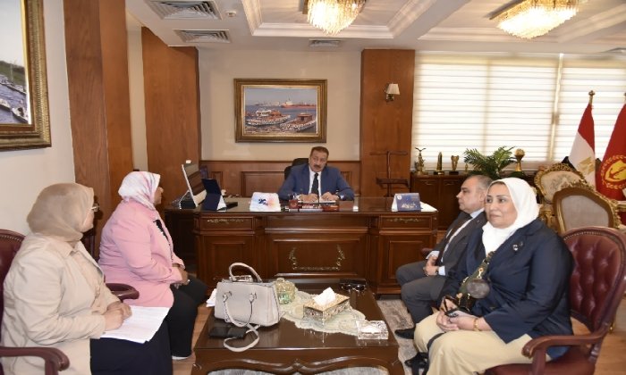 محافظ بورسعيد يبحث مع مسؤولي مستشفى آل سليمان خطة تطوير وتشغيل وحدة الغسيل الكلوي