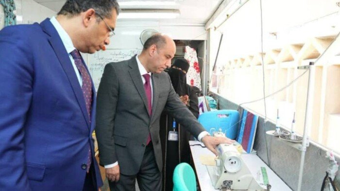 من عربة تجوب القرى إلى مصنع للأمل.. وزير العمل ومحافظ البحر الأحمر يتفقدان وحدة التدريب المتنقلة بالغردقة