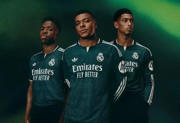 ريال مدريد يكشف عن قميصه الثاني لموسم 2026-2027